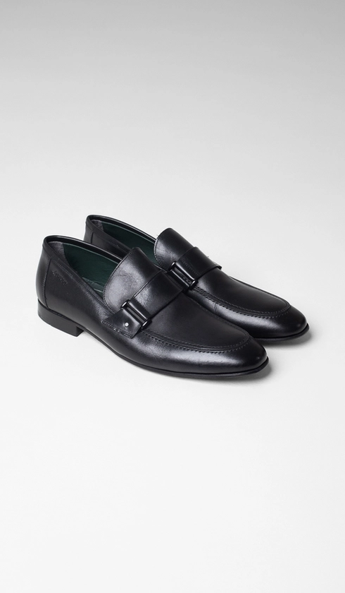 Sapato Mocassim com Fivela Lateral Dupla