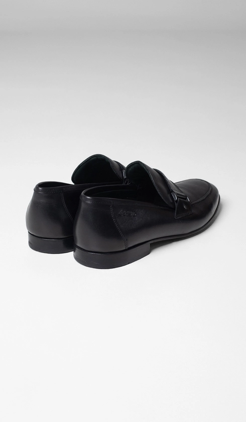 Sapato Mocassim com Fivela Lateral Dupla