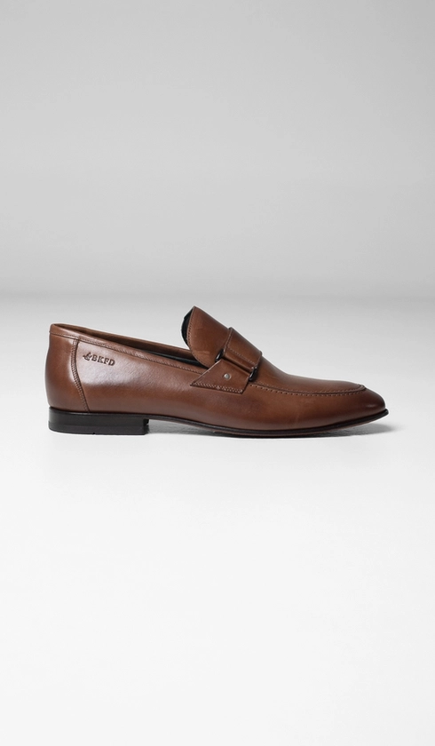 Sapato Mocassim com Fivela Lateral Dupla