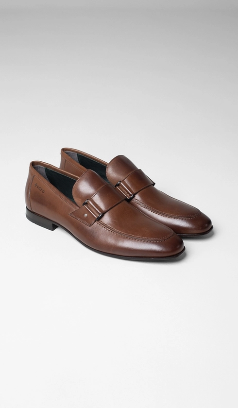 Sapato Mocassim com Fivela Lateral Dupla