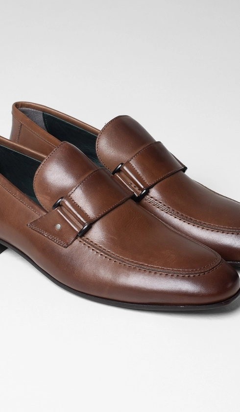 Sapato Mocassim com Fivela Lateral Dupla