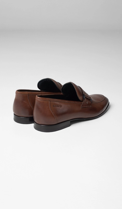 Sapato Mocassim com Fivela Lateral Dupla