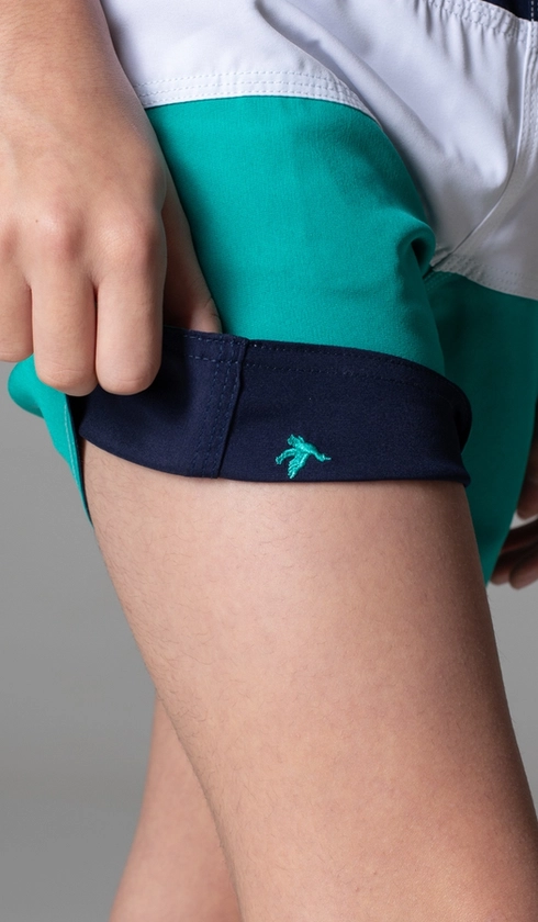 Shorts Liso Dupla Face com Recortes